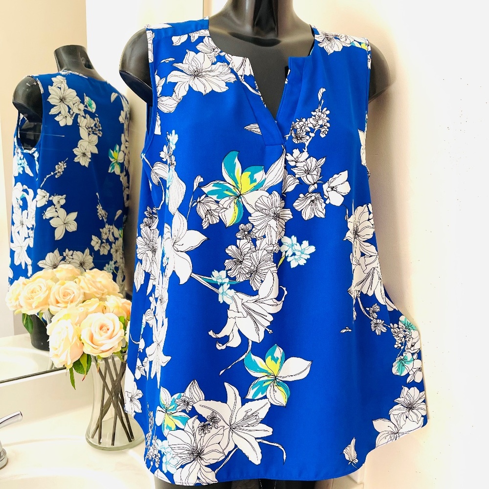 Sami & Jo Women’s Top size Large sleeveless blue  floral shirt blouse